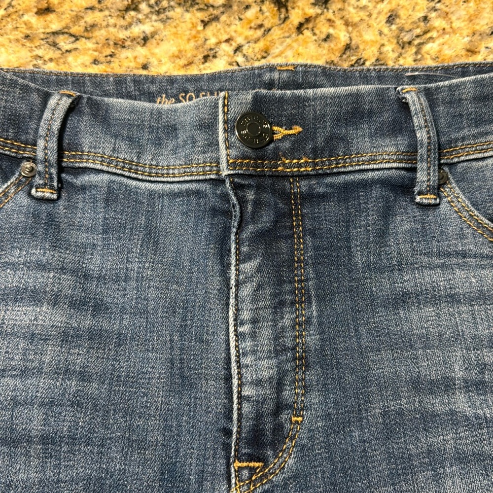 New Without tag Chicos So Slimming Crop Jeans Size 0(4) Medium color denim